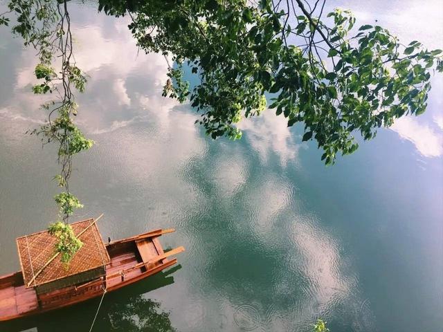 生活以痛吻我我却报之以歌的意思，生活以痛吻我我却报之以歌的意思是什么（写下了一首富含哲理的千古绝唱）