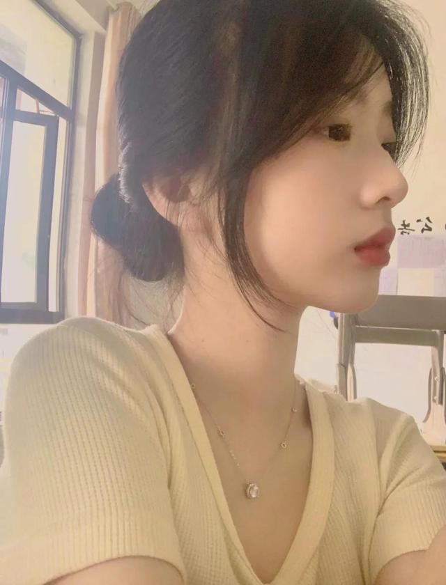 学生头像女生穿校服的微信，学生头像女生穿校服的（清爽干净学生女头像）