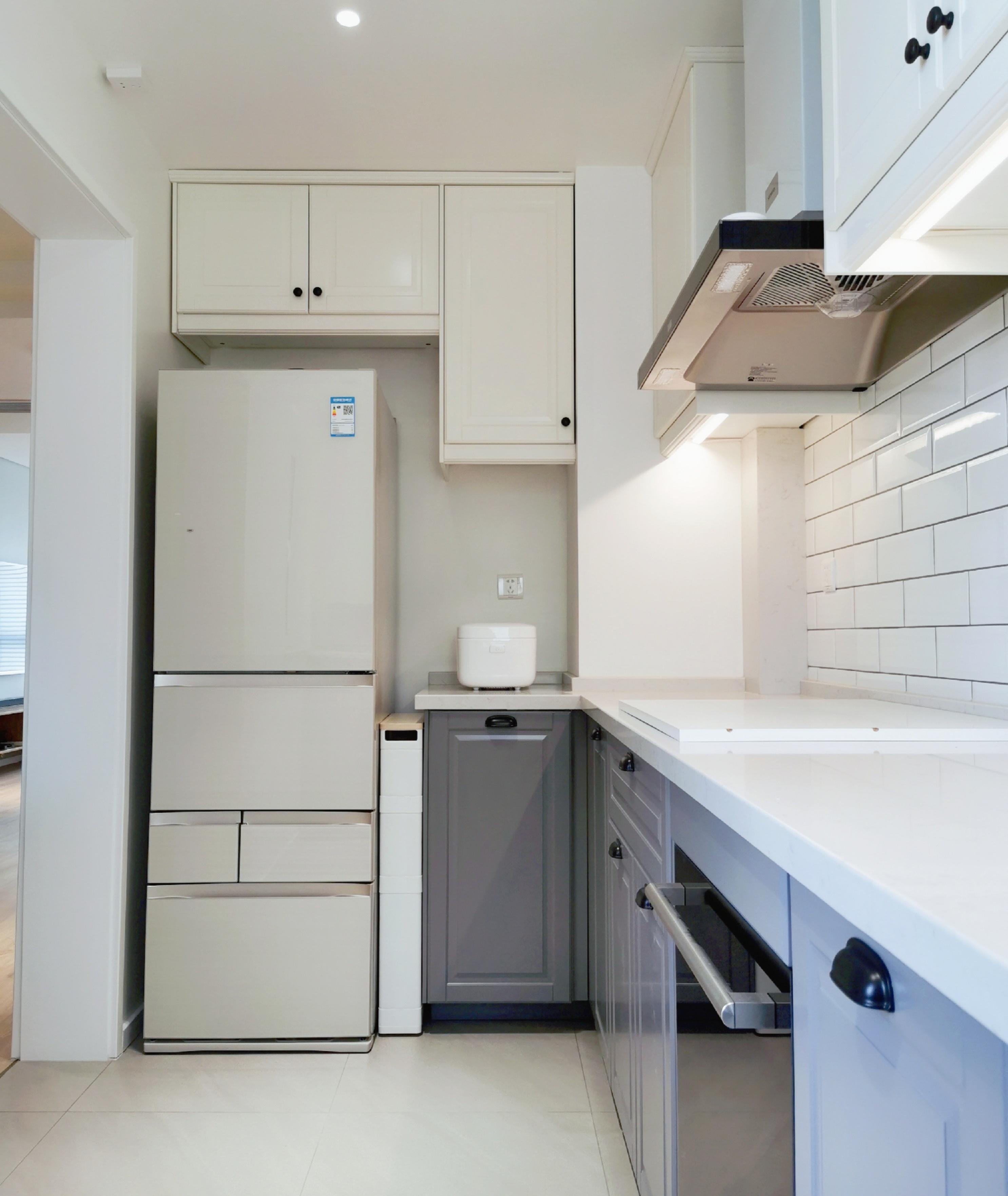 冰箱放在厨房,势必需要紧贴着障碍物(墙壁或者橱柜).