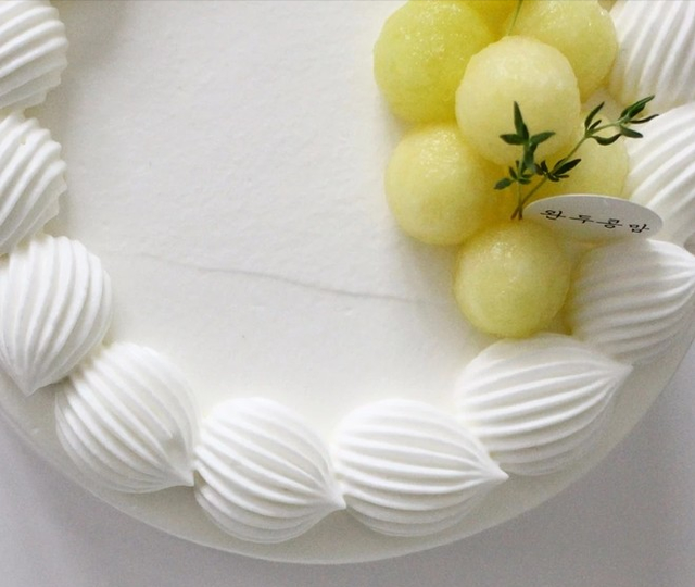 安佳和蓝风车哪个淡奶油容易打发，安佳淡奶油好吃还是蓝风车好吃（教你几种打发淡奶油不易化的秘诀）