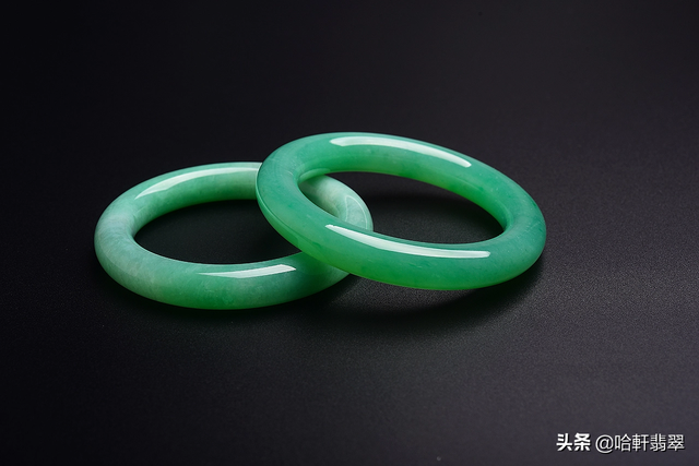 翡翠手镯一般多少钱，乌鸡种翡翠手镯一般多少钱（1万块和10万块的翡翠手镯）