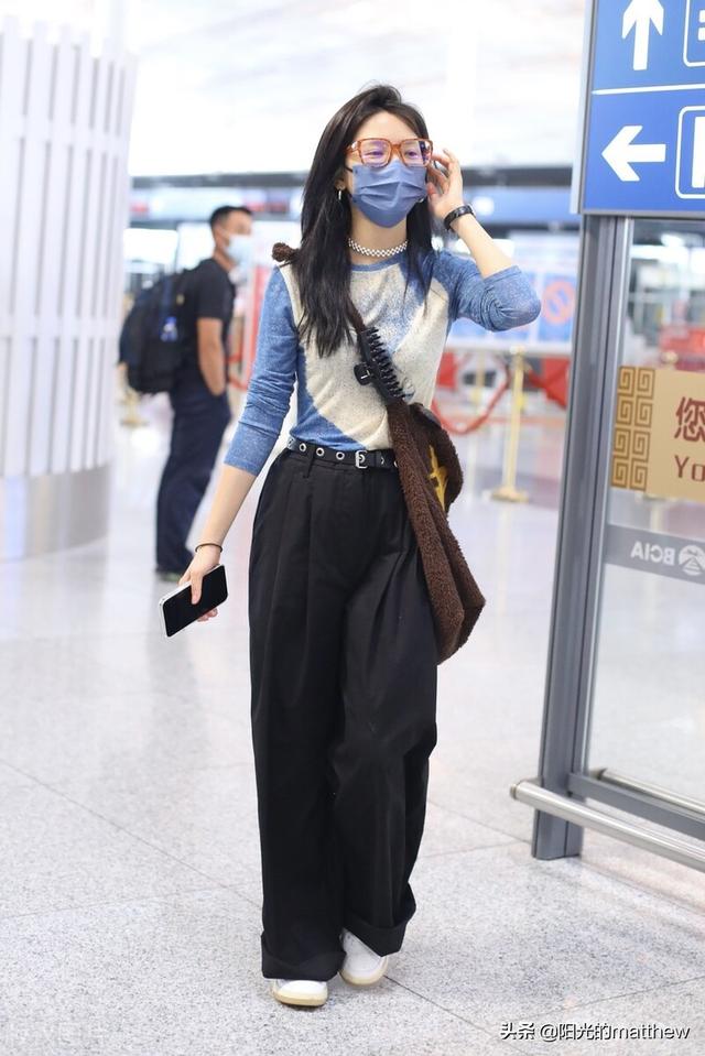 黑色运动鞋怎么搭配，黑色运动鞋怎么搭配衣服裤子女（章若楠印花上衣+黑色阔腿裤+白色运动鞋随性休闲）