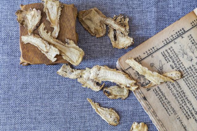 头发一天长多少，人的头发每天会长多长（31岁女士脱发十来年）