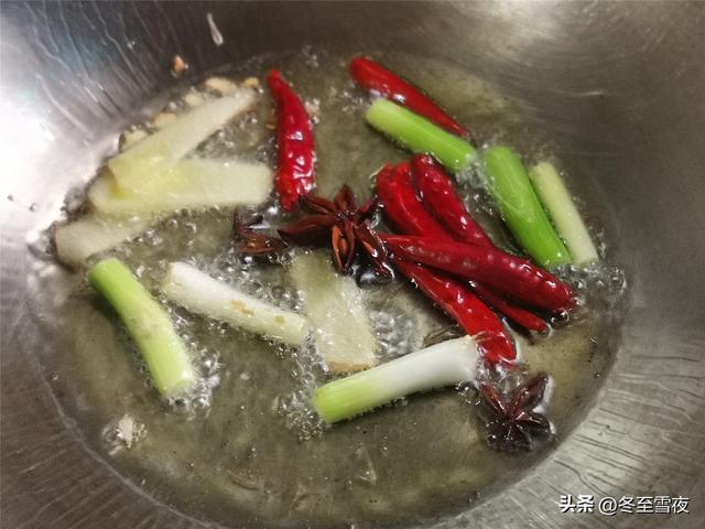 泥鳅鱼怎么做好吃，泥鳅鱼炖茄子的家常做法（多吃这鱼“赛人参”）