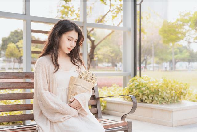 不想为你花钱又想睡你的男人，聪明的女人会向男人要东西（哭诉：怎么从四十岁的男人身上）