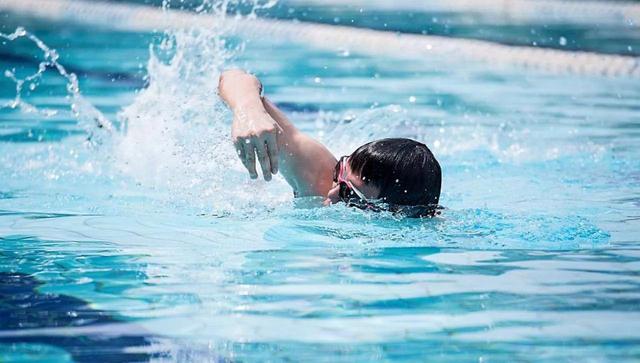 水中健身不仅效果好，水中健身不仅效果好还是不好（游泳，一种极佳的身体锻炼方式）
