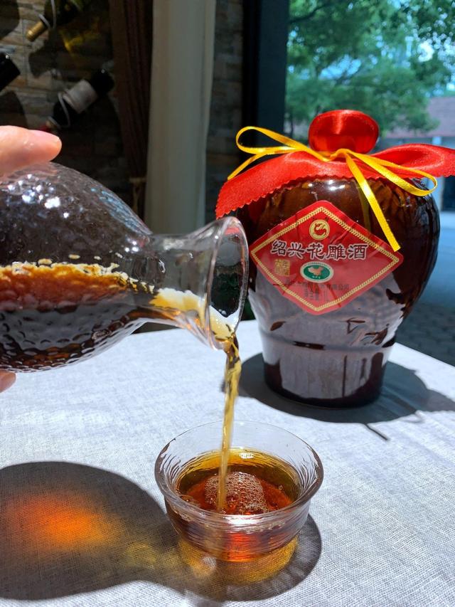 老酒与黄酒有什么区别，黄酒跟老酒有什么区别（花雕和黄酒有何不同）