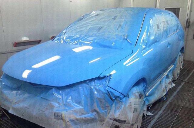 全车喷漆多少钱，清漆价格是多少（15W左右的汽车被剐蹭）