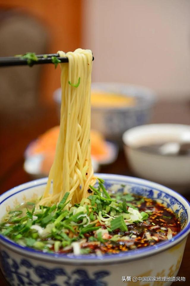 担担面的来历，担担面的来历25个字（臊面、呱呱、糊锅、牛肉面...甘肃人的早餐到底多瓷实）