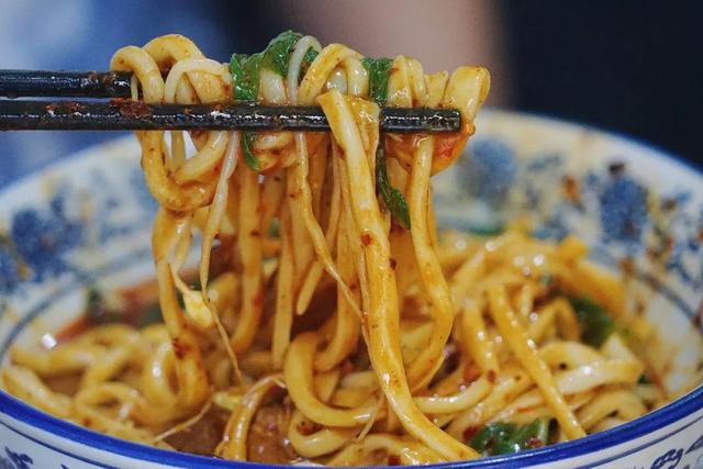 西安美食排行榜前十，西安美食排行榜前十名（陕西最具地方特色的10碗面）