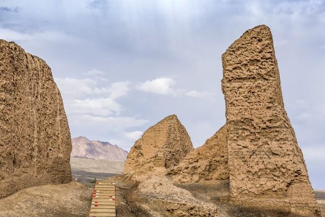 古代沙漠中的楼兰在哪里，神秘的楼兰古国一夜消失