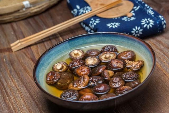 冬菇是什么，冬菇和香菇的区别（长在“毒树”上的香菇）