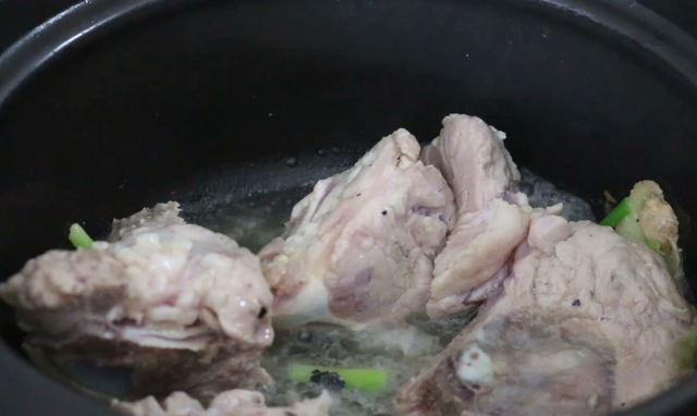 怎样速成高汤砂锅面用的汤，砂锅面的汤怎么做（熬骨头汤记住一定放这3种香料）