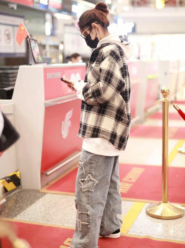 黑白格子衬衫搭配什么外套好看，黑白格子衬衫搭配什么外套好看女（格子衬衫内搭卫衣配破洞牛仔裤）