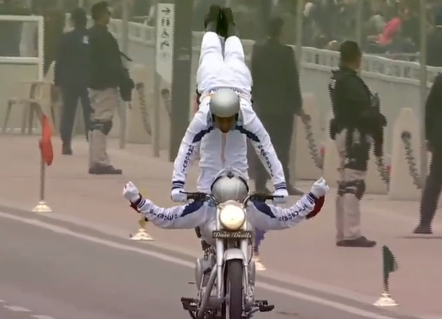 马戏团动物表演，马戏团表演有哪些节目（印度雾霾阅兵又成快乐源泉）