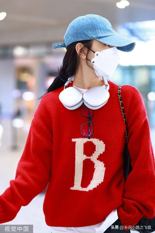大红色毛衣搭配，红色毛衣搭配指南（章若楠穿红色毛衣低调出行）