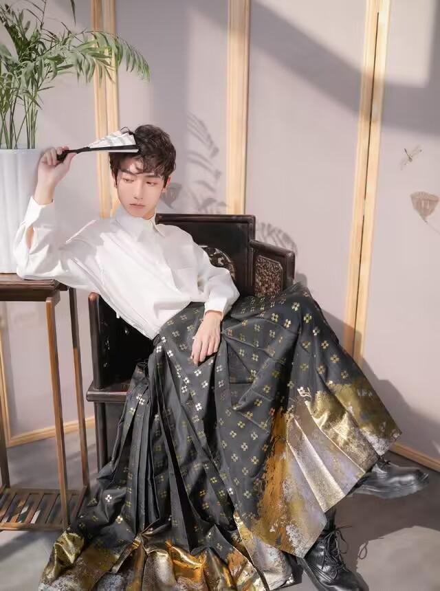 马面裙应该怎么穿，马面裙怎么穿才能不拖地（最近火了一种穿法叫“上面西装）