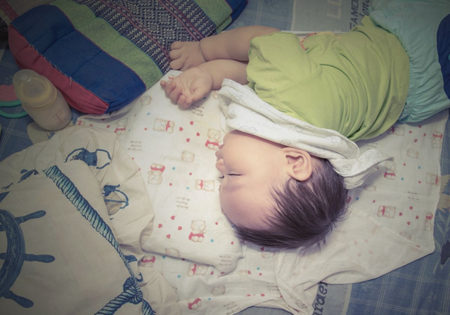 6个月宝宝睡眠时间多少才正常，6一7个月宝宝睡眠时间（婴儿各阶段睡眠时间表）