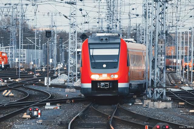 火车晚上几点熄灯，火车晚上几点熄灯几点开灯（与列车播音时间同步）