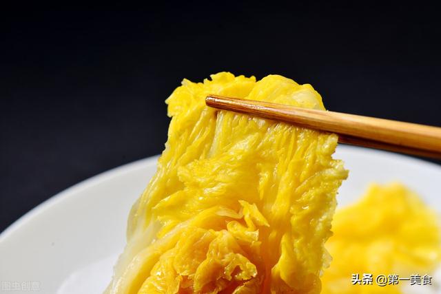 腌酸菜的做法，腌酸菜的做法大全视频（放料越多越难吃）