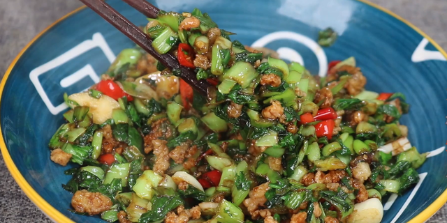 腌制酸菜方法，腌制酸菜方法,蕨菜怎么吃（腌酸菜原来这么简单）