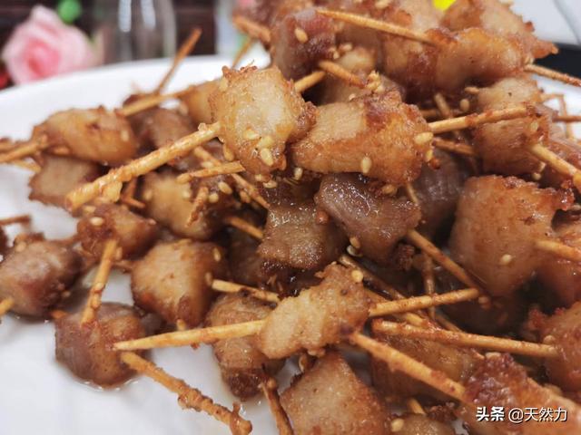 牙签肉的做法，外酥内嫩、酥香可口的牙签肉（牙签牛肉串的做法步骤）