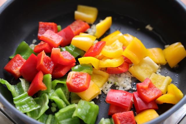 彩椒炒鸡胸的做法，辣椒炒鸡胸肉家常做法（过年要试试这道家常菜）