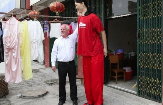 世界上有没有巨人，世界上真的存在巨人吗（中国2.48米“女巨人”）