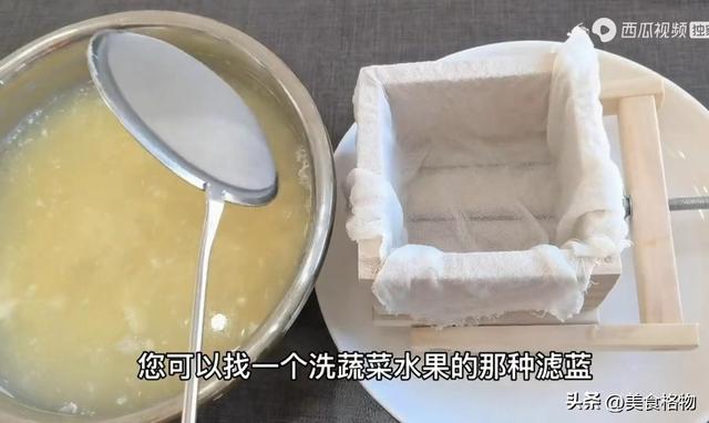 在家如何自制豆腐，把白醋倒入黄豆里