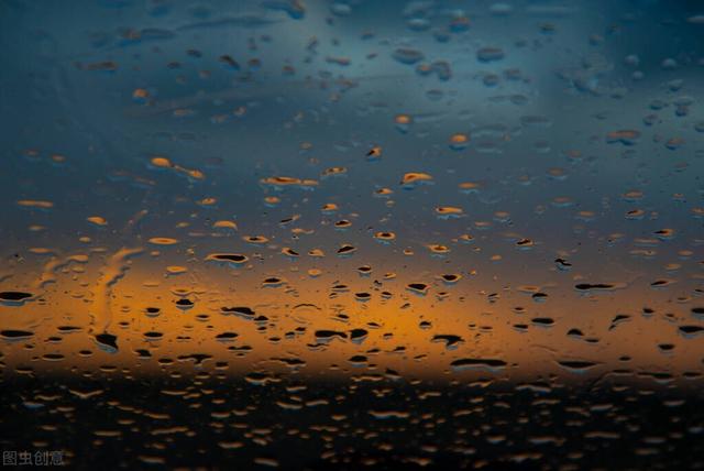 适合下雨天发的朋友圈，经典说说心情短语（下雨天的心情朋友圈文案）