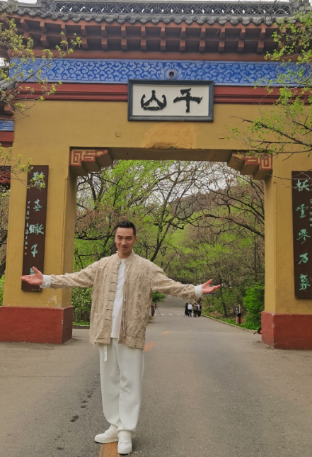 王琪的歌曲大全，王琪15首伤感情歌心如莲花（歌手王琪回鞍拍摄《你的万水我的千山》宣传片）