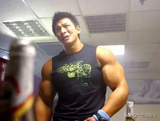 大块头有大智慧断头照，大块头大智慧。后面孙果把李凤怡的头砍掉了（由神作变烂片的电影《大块头有大智慧》）