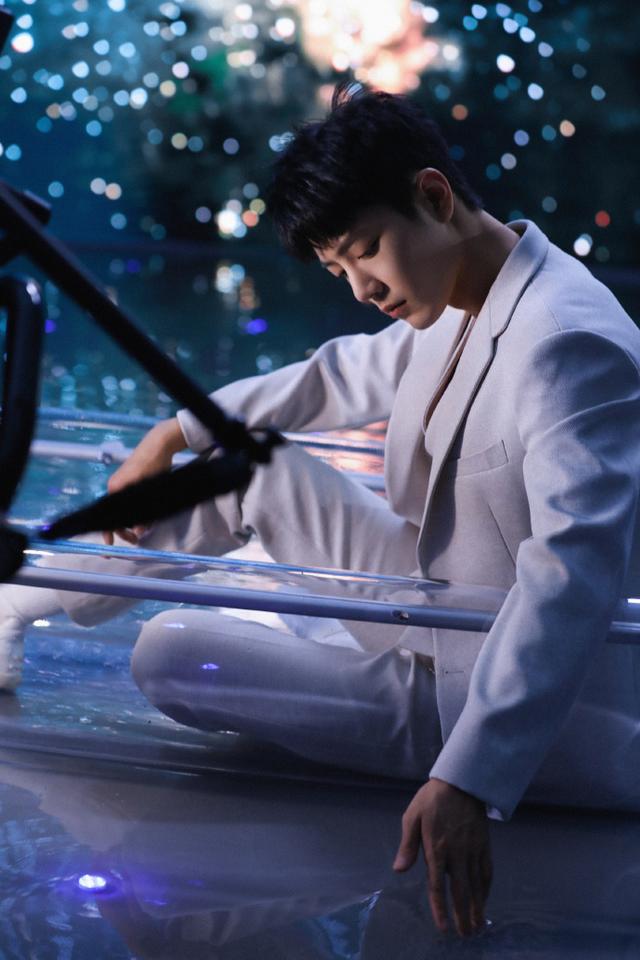 奔跑吧兄弟年度盛典，郑恺个人资料简介（GQ与微博之夜BATTLE）