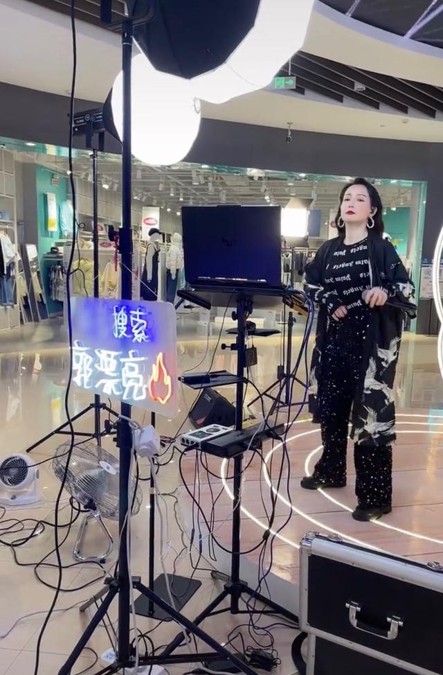 首届超女十强歌手摆摊直播，商场嗨唱太吵闹，被曝遭投诉后换场地