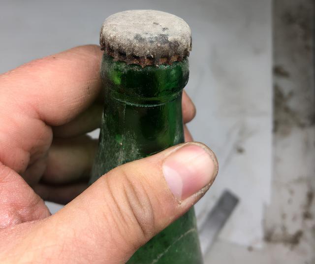 啤酒没开封放过期两年了能喝吗，啤酒过期了没开封还能喝吗（网友从床底下找出一瓶已故爷爷存的啤酒）