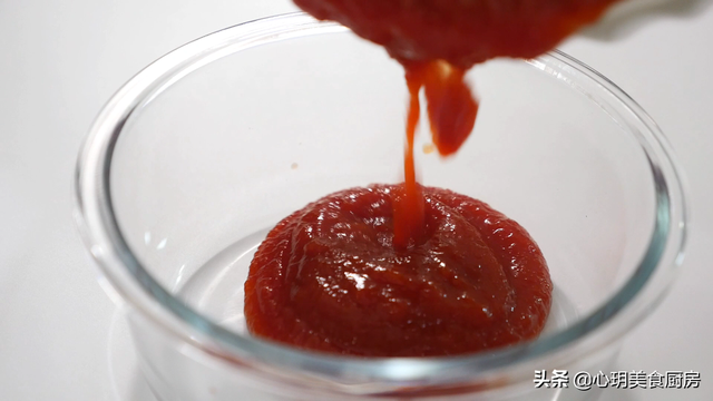 如何在家做番茄酱，怎样在家做番茄酱（再搅一搅就能变成番茄酱沙司）