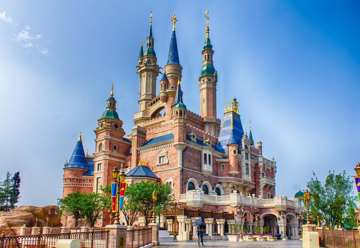 上海迪士尼乐园是一座具有纯正迪士尼风格并融汇了中国风的主题乐园