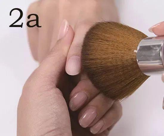 美甲怎么快速卸掉，怎么快速把美甲卸掉（最全的正确的涂甲油胶步骤——卸甲的操作步骤教程）