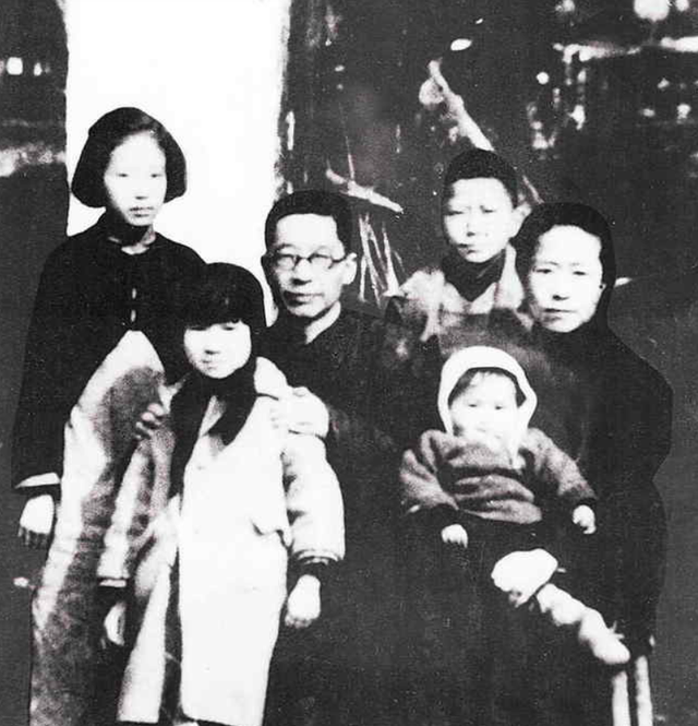 2,1966年,老舍跳湖自尽,独子陪遗体坐了一夜,从此夹起尾巴做人