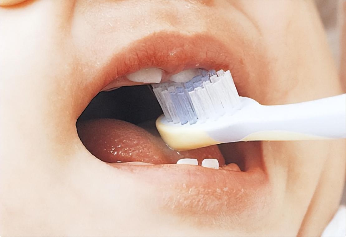 出牙期宝宝睡觉不安稳会持续多久，出牙期频繁夜醒会持续多久（进入“出牙期”的宝宝）