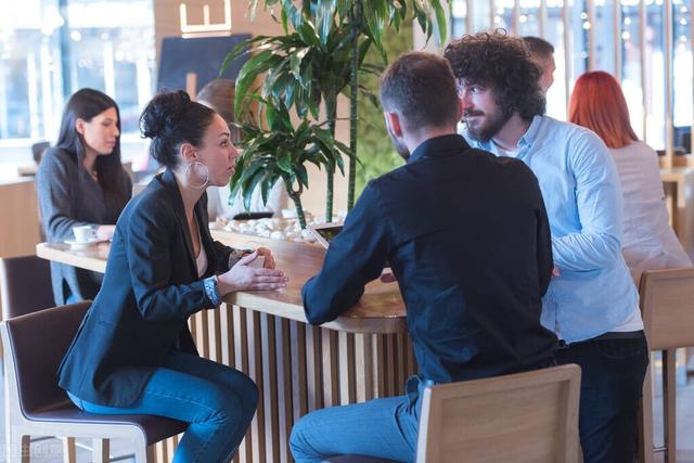 销售中的开场白要怎么说，关于销售开场白（销售技巧和话术经典珍藏）