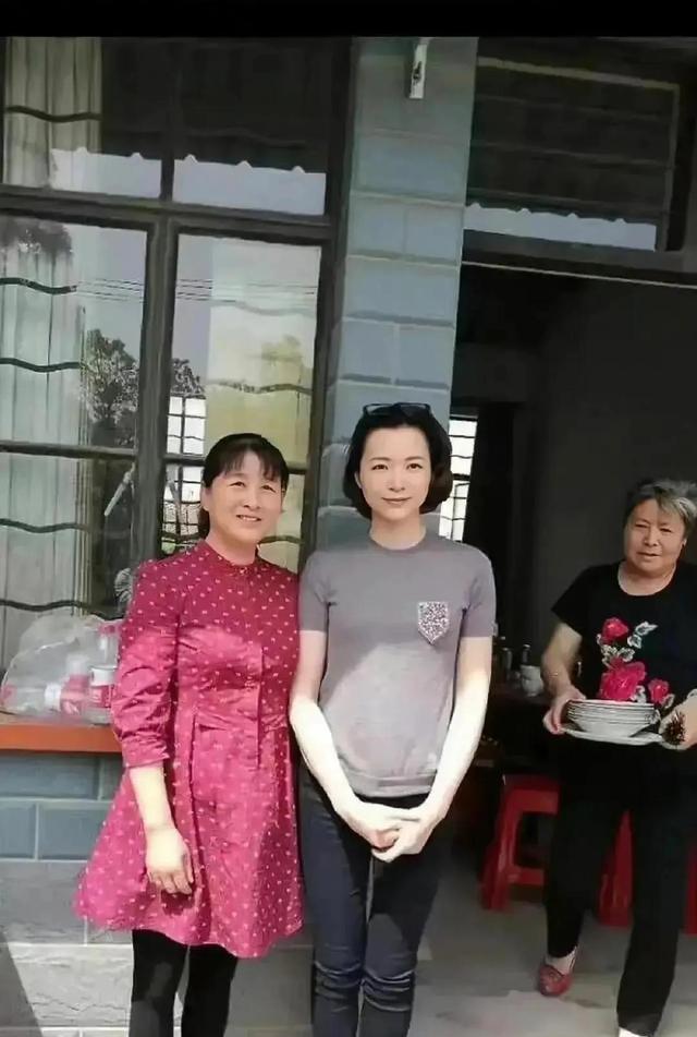 女主持人董卿近况，49岁董卿回农村吃席