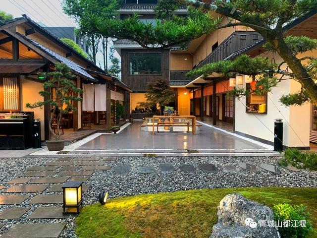 青城山旅游，青城山旅游图（赏千年银杏、观层林尽染、泡山间温泉......顶奢配置慢生活尽在青城山～）