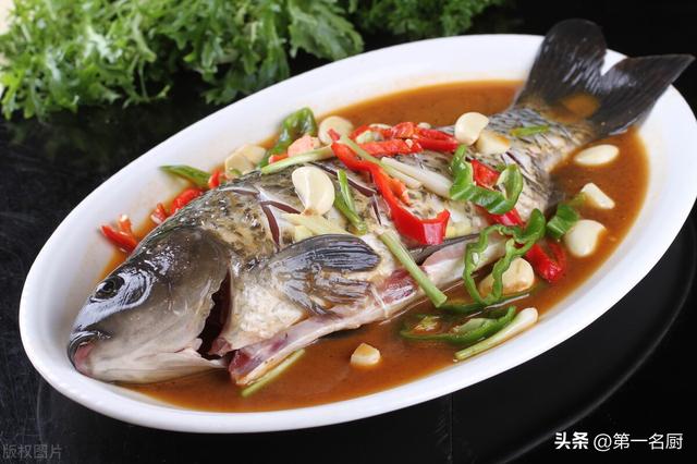 酱焖鲫鱼怎么做，伏天吃啥水果祛湿（别忘吃“河中第一鲜”）