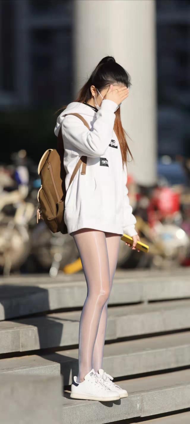 白色卫衣怎么搭配，白色卫衣怎么搭配好看图片（白色卫衣穿搭推荐）