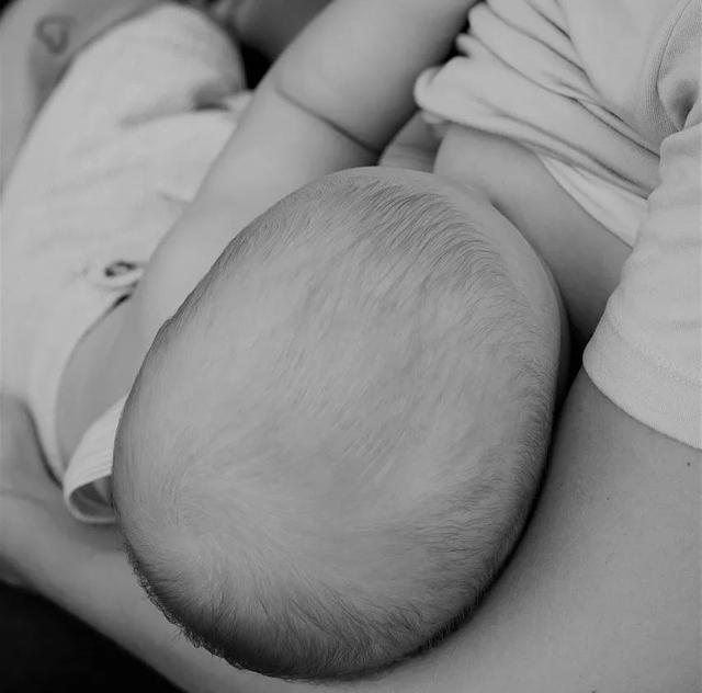 新生儿一直睡觉不吃奶正常吗，刚出生的婴儿老是睡觉不吃奶（新生宝宝嗜睡、不喝奶）
