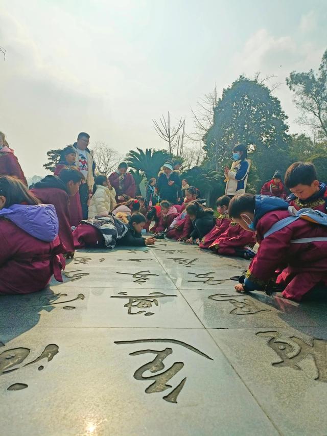 铁杵磨成针的故事，铁杵磨成针的故事原文（李白“铁杵磨成针”的故事出自何处）