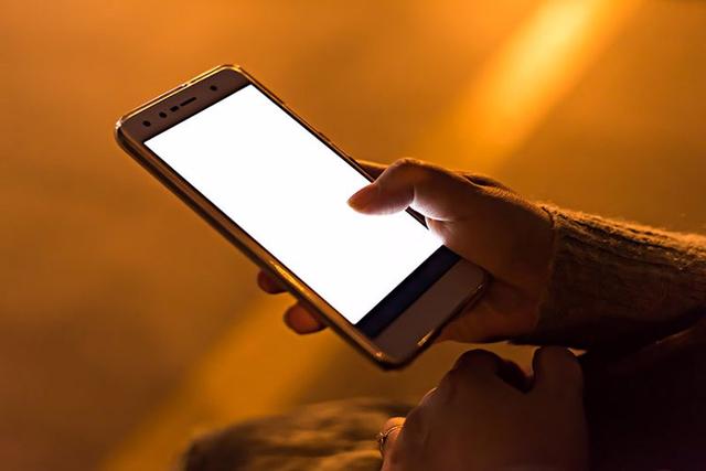 睡前玩手机的十大危害，睡前玩手机有哪些危害（因为有辐射会长肿瘤）