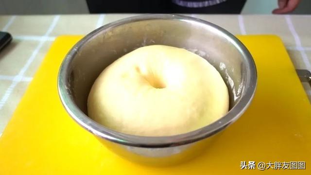 自己在家如何做肉松包，自制馅大料足的肉松包