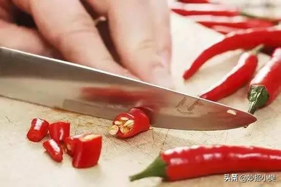 切辣椒后手很辣怎么办，切辣椒后手很辣怎么办呢（切辣椒后手部火辣辣怎么办）